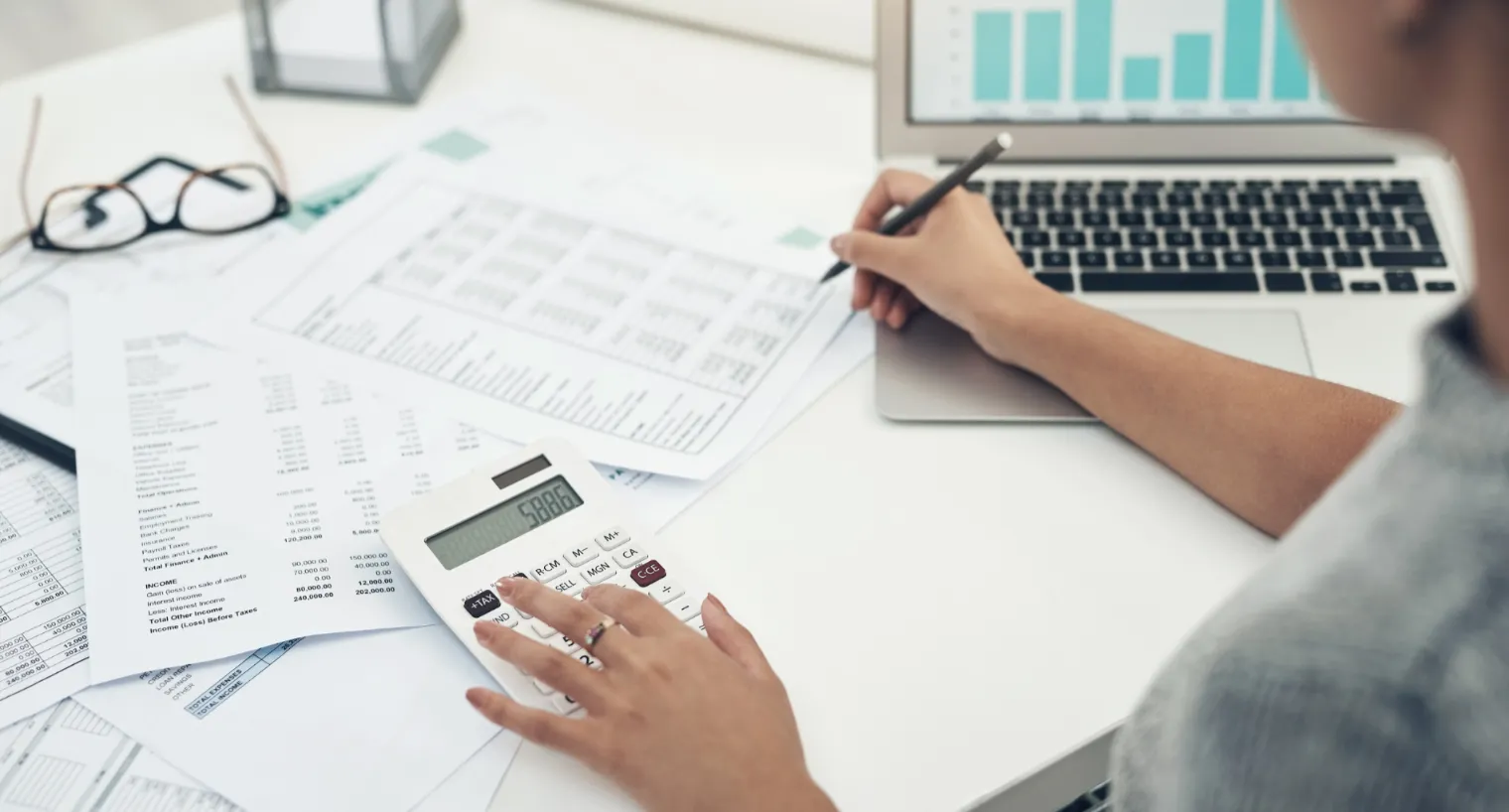 Lohnabrechnungen werden am Computer geprüft und für die elektronische Lohnmeldung vorbereitet