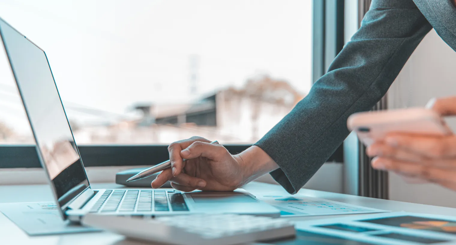 Prüfen von Buchhaltungsdaten am Laptop für die automatisierte Mehrwertsteuer-Abrechnung mit Topal