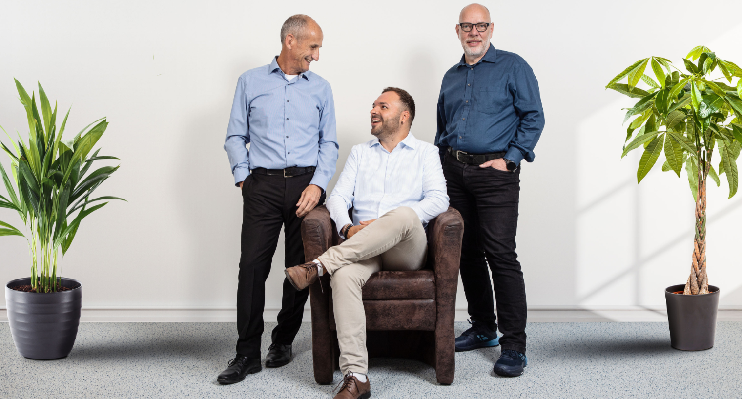 Team von aR solutions AG steht nebeneinander und lächeln, davor steht der Text: „Digital ist gut – Nähe ist besser.