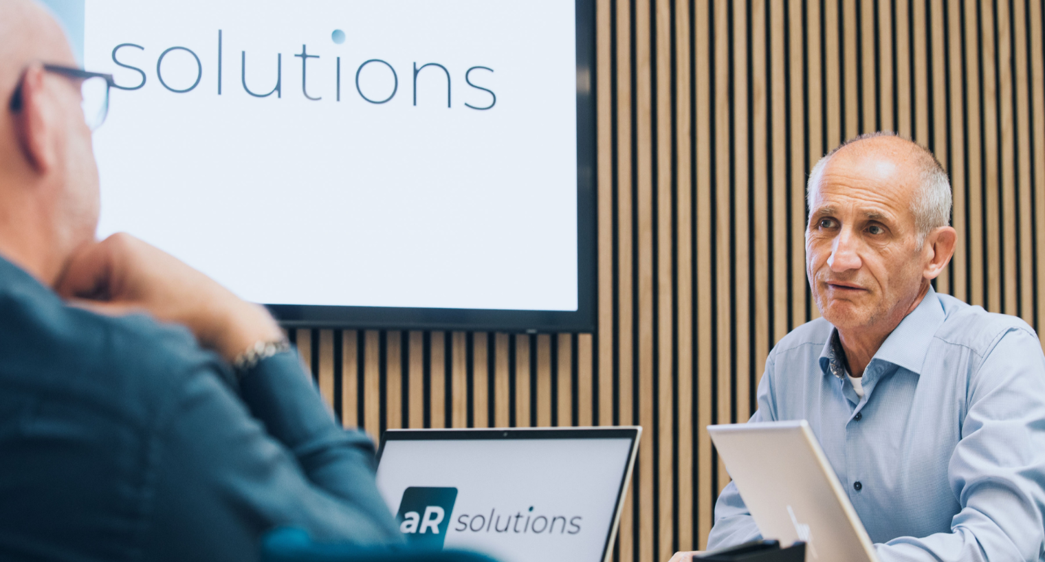 Infoniqa Logo mit Support Kopfhörer und Tastatur