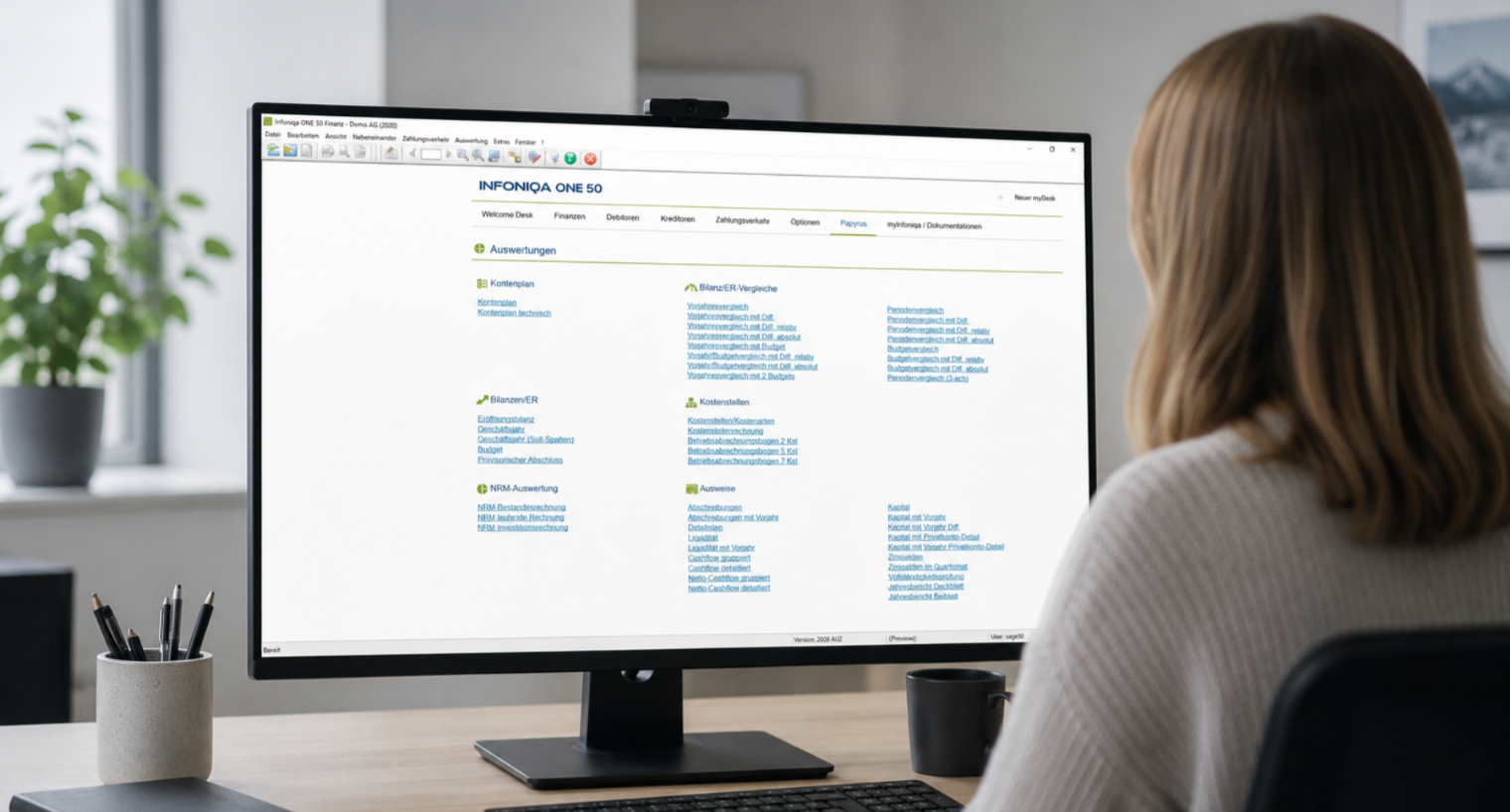 Mitarbeiterin arbeitet mit Infoniqa ONE 50 beim Vergleich mit der Buchhaltungssoftware Topal