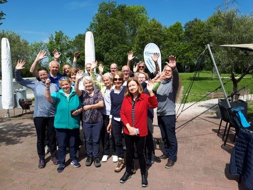 Mensen zwaaien richting camera bij Golf4iedereen