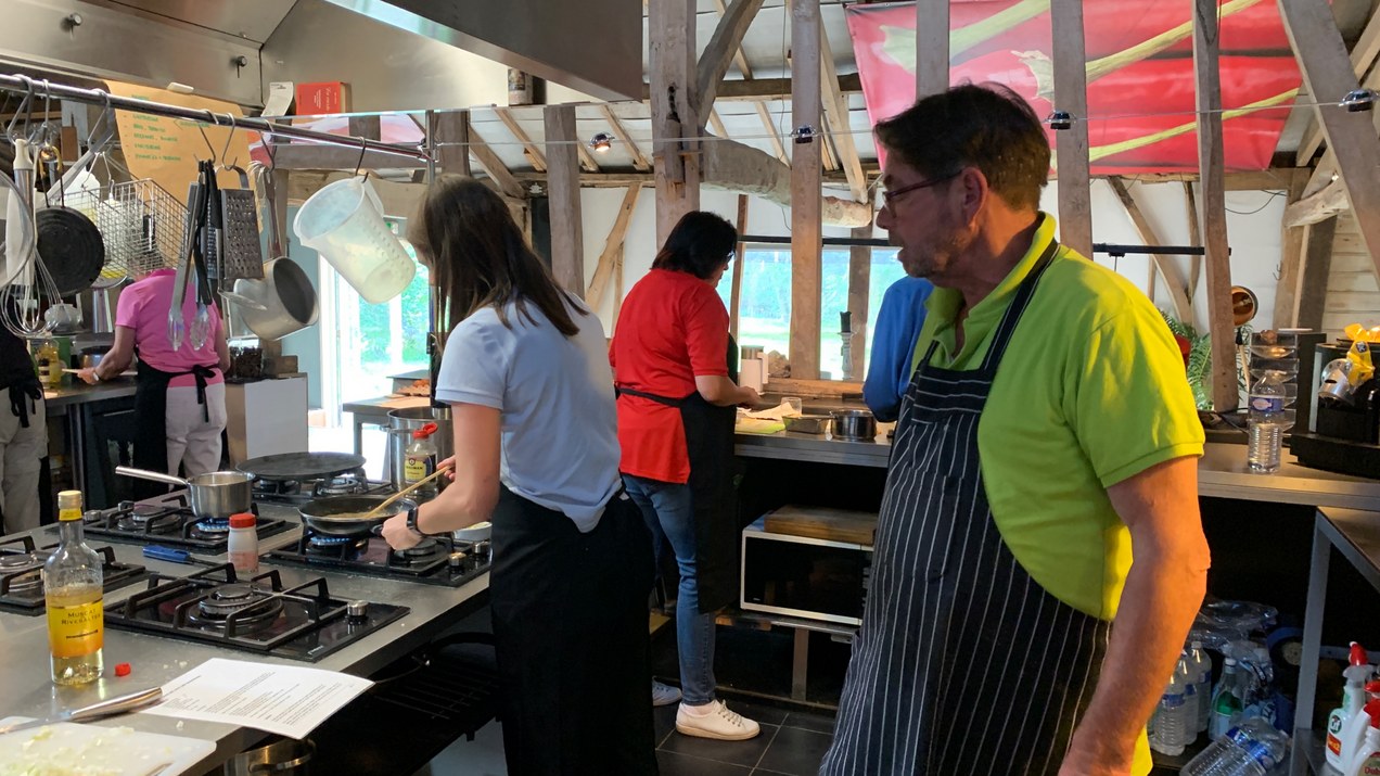 Mensen di op de fairway staan