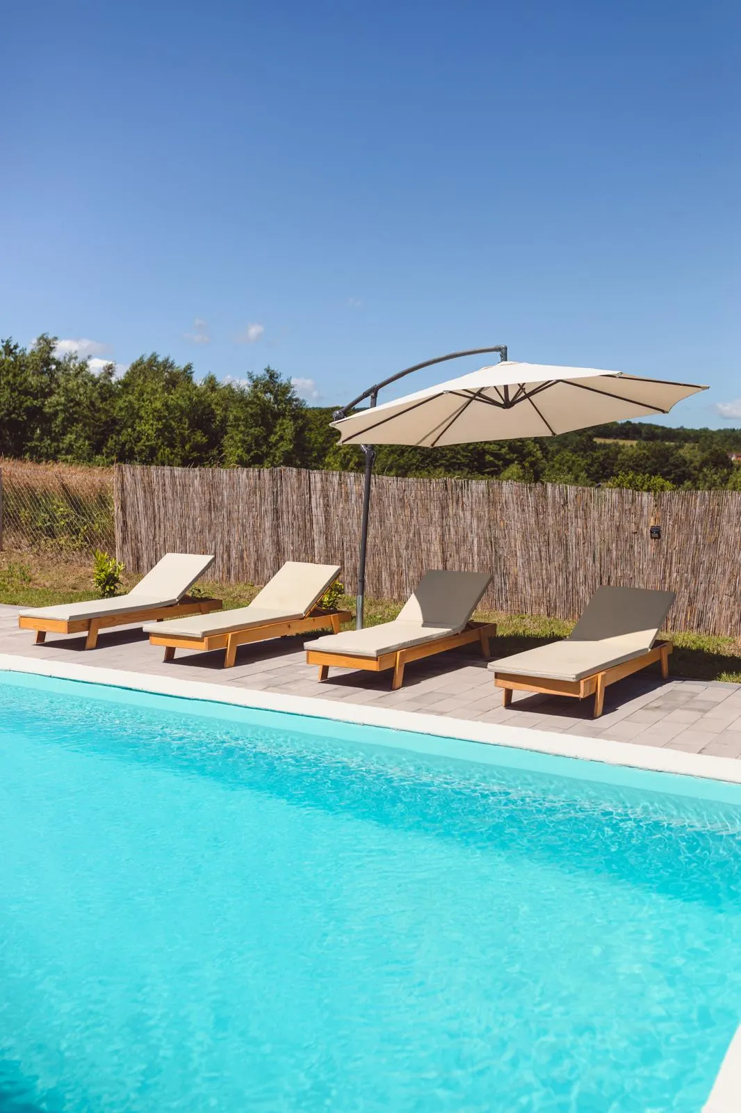 Bazen sa ležaljkama ispred Vikendice Rodine u Prijedoru
