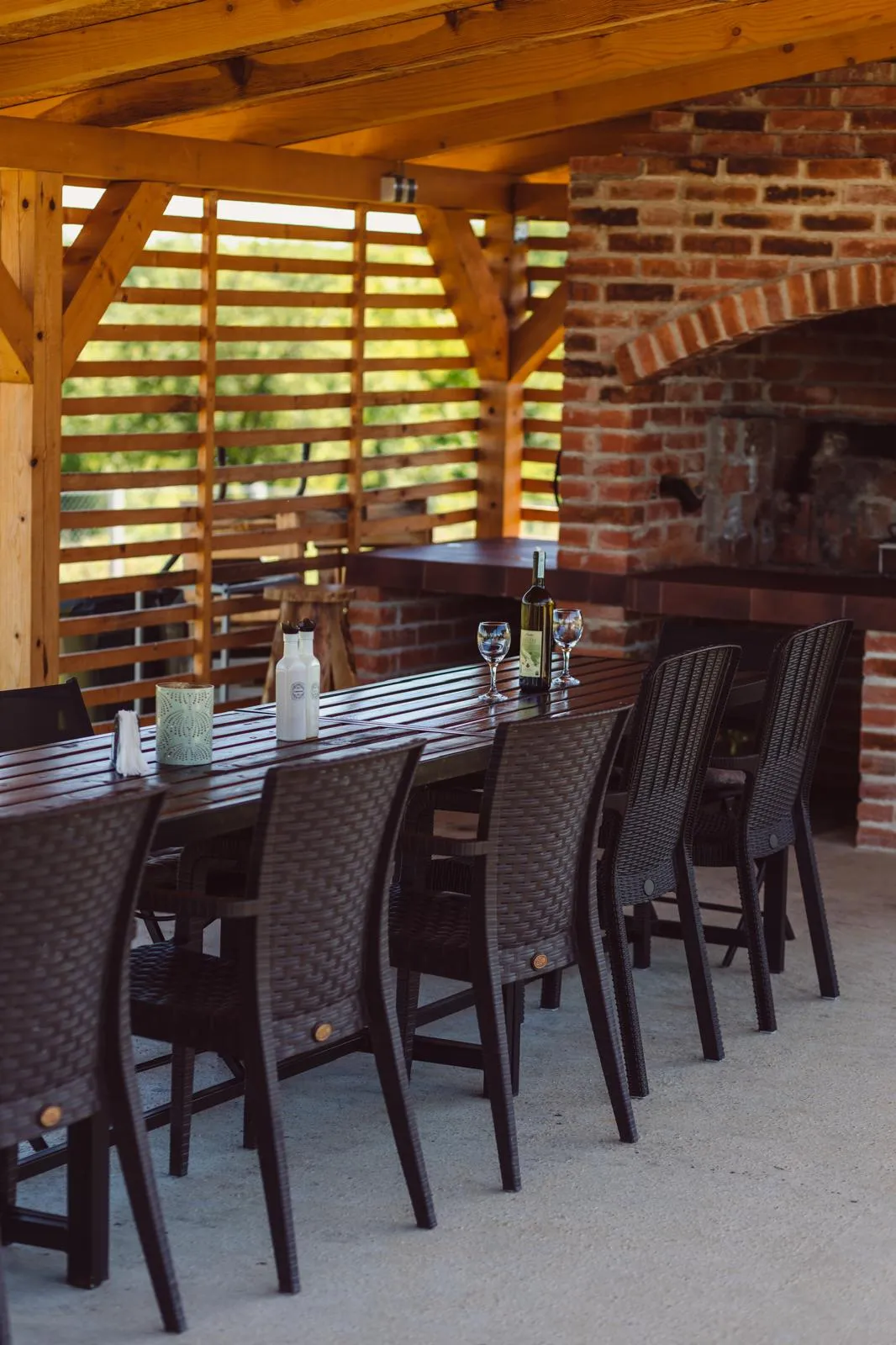 Sto sa jelom i vinom ispred Vikendice Rodine u Prijedoru
