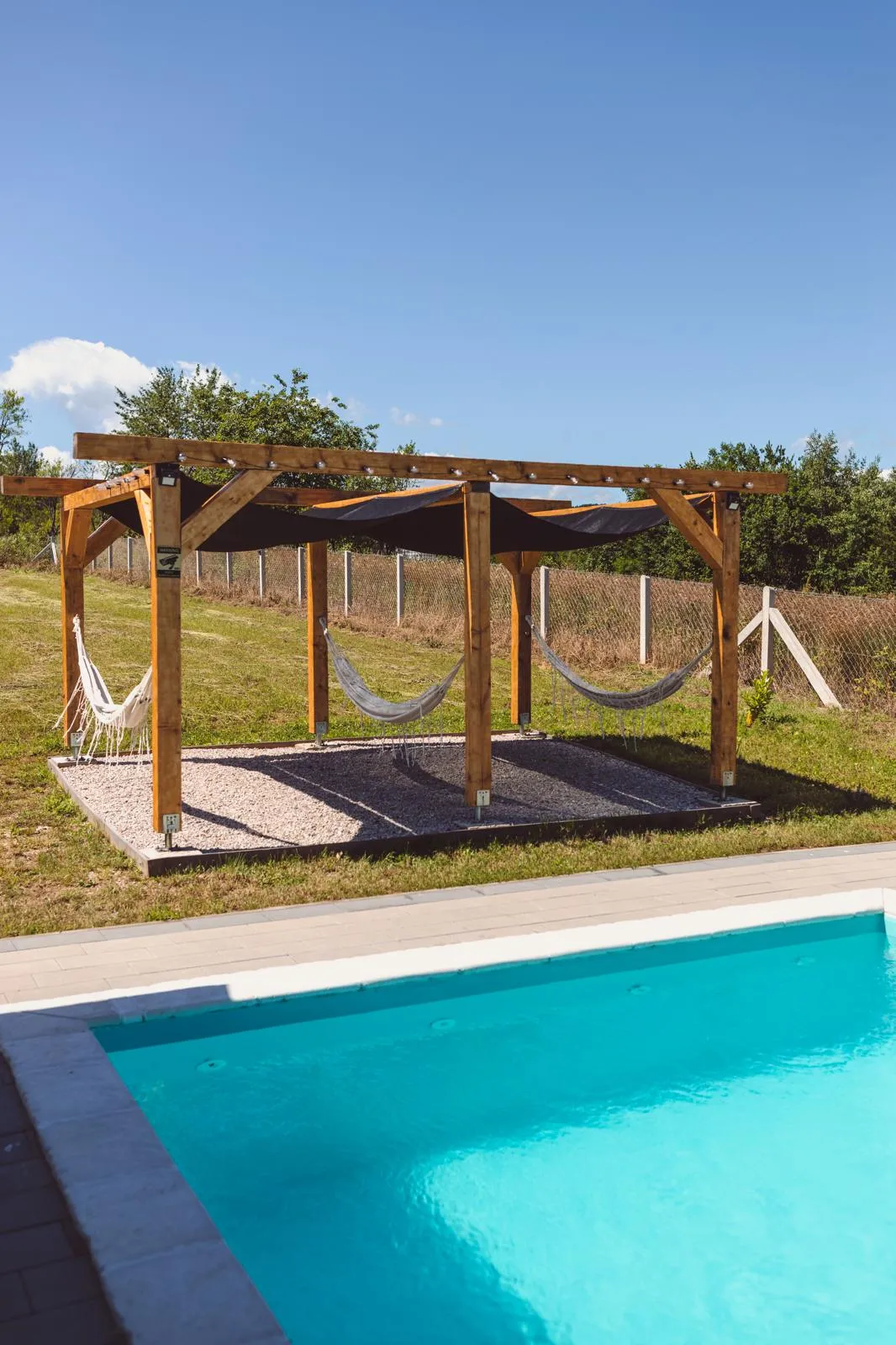 Ležaljke za odmaranje postavljene ispred Vikendice Rodine u Prijedoru