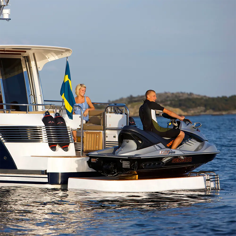 Yacht-Badeplattform Lifestyle – Beiboot-Halterung im Einsatz auf einer Superyacht