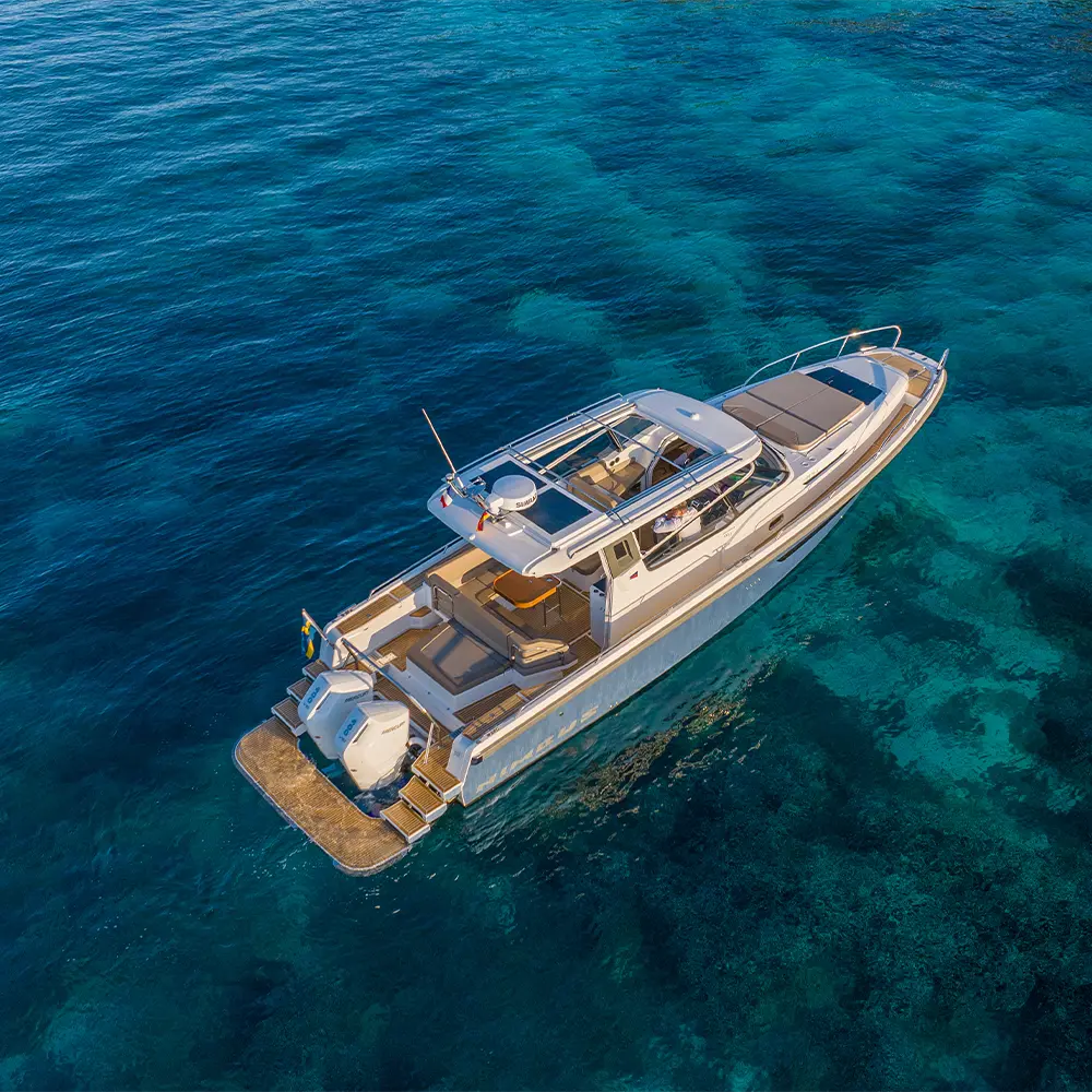 Teleskop-Tenderlift installiert auf einer Yacht – Lifestyle-Ansicht des Tender-Handling bei H+B technics