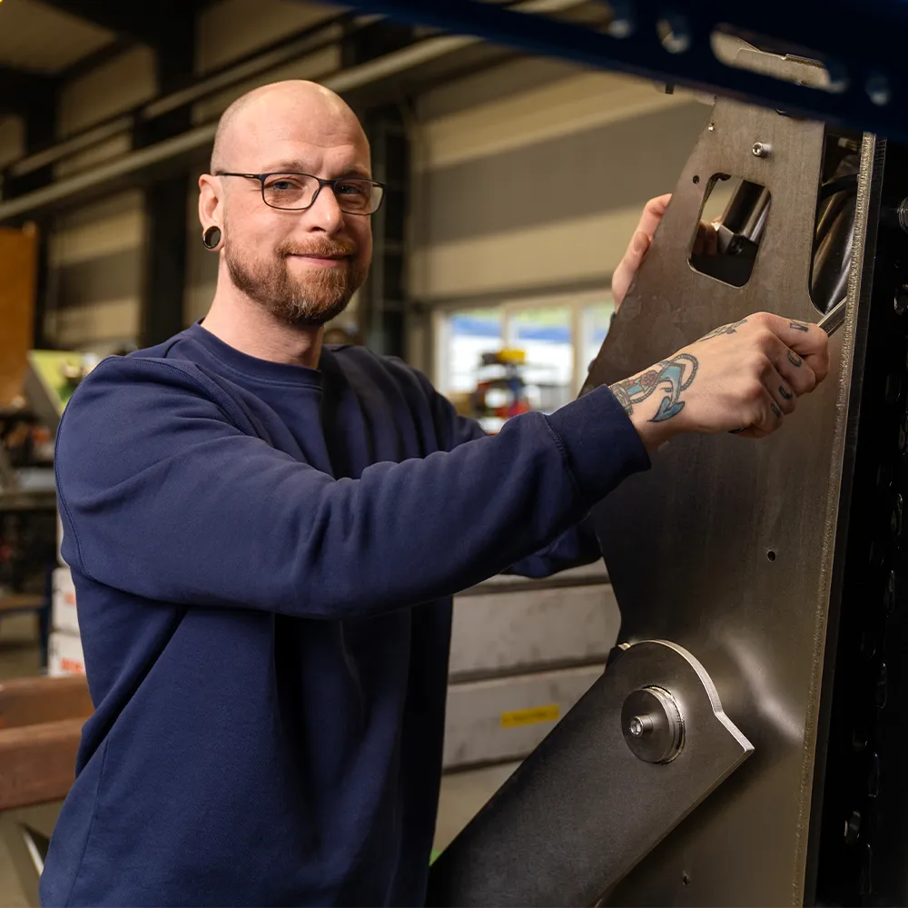 H+B technics Werkstatt — Edelstahlteile vorbereitet für Elektropolieren