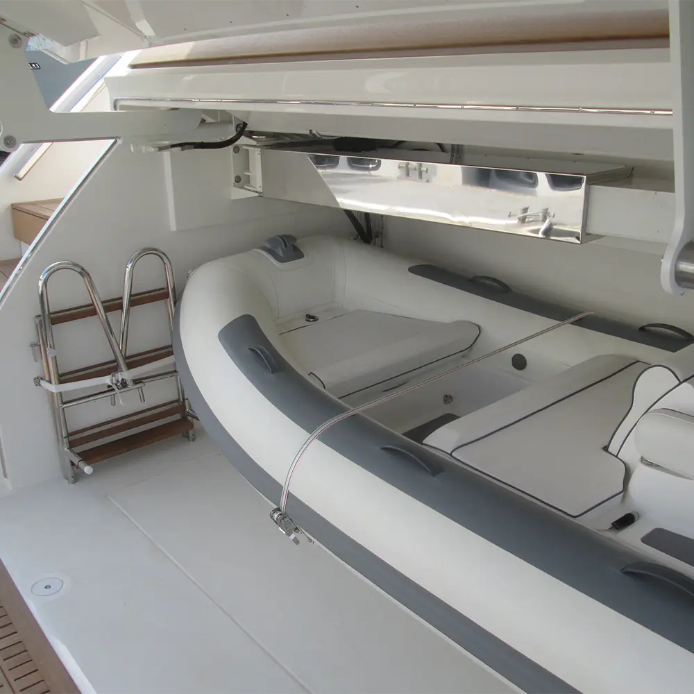 Hydraulic slewing crane with telescopic boom deployed over the side of a yacht