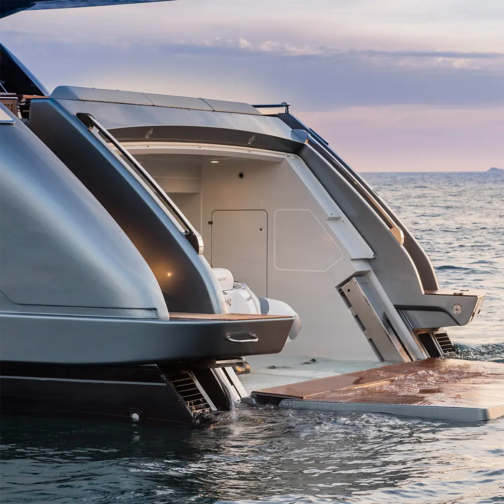 Yacht-Heckgarage mit hydraulischem Scharniermechanismus und ausgefahrener Tender-Startplattform