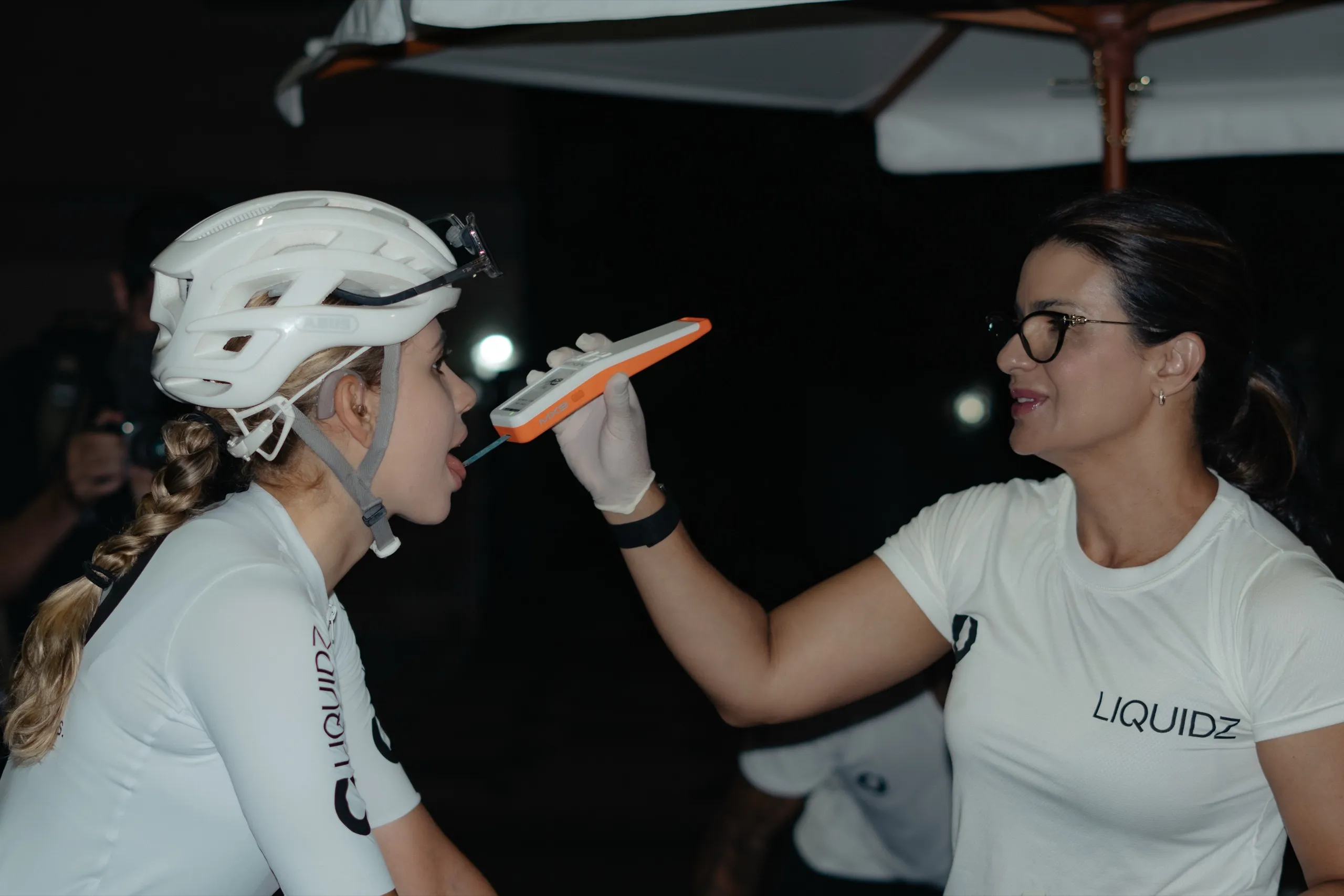 Nutricionista da LIQUIDZ orientando atleta ciclista durante teste de hidratação