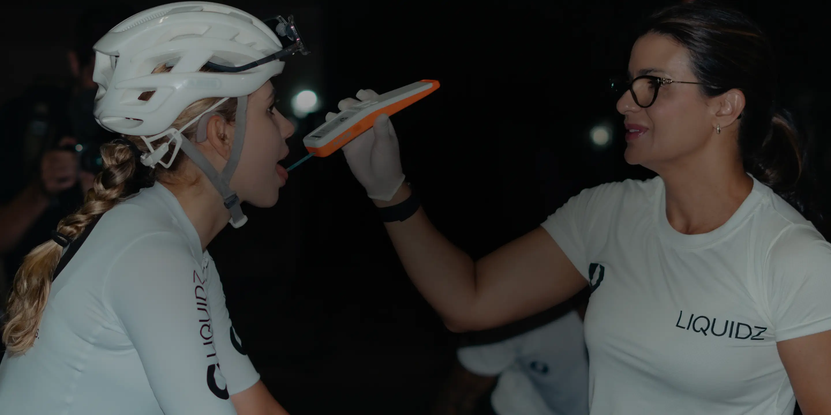 Nutricionista da LIQUIDZ orientando atleta ciclista durante teste de hidratação