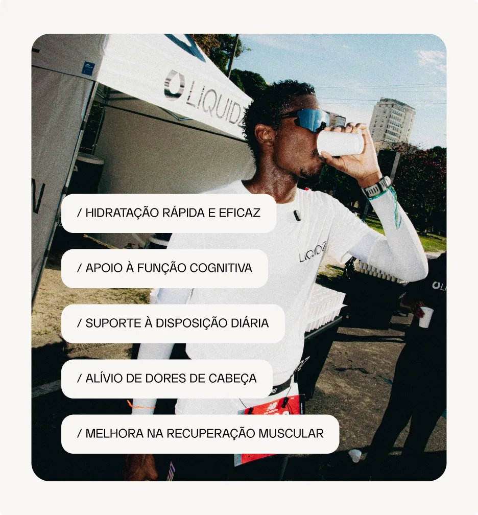 Atleta se hidratando com LIQUIDZ: eletrólitos em sachê para hidratação rápida e eficaz, mais disposição, clareza e foco, recuperação acelerada