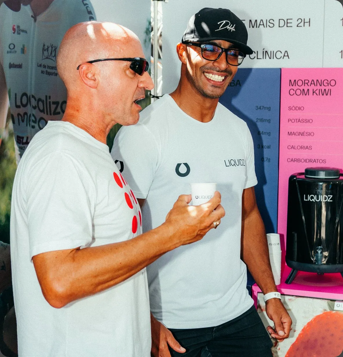 Duas pessoas com LIQUIDZ num evento