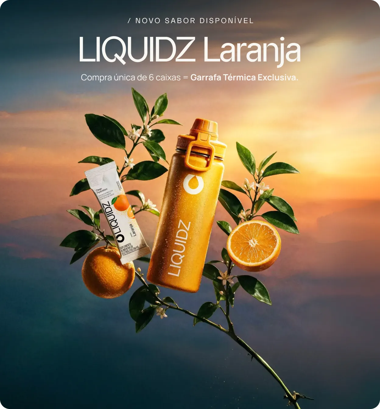 Garrafa e sachê de LIQUIDZ Laranja entre laranjas e flores de laranjeira
