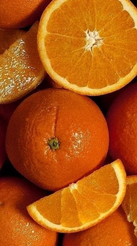 Laranjas cortadas com o contorno do sachê LIQUIDZ