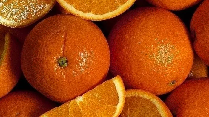 Laranjas cortadas com o contorno do sachê LIQUIDZ