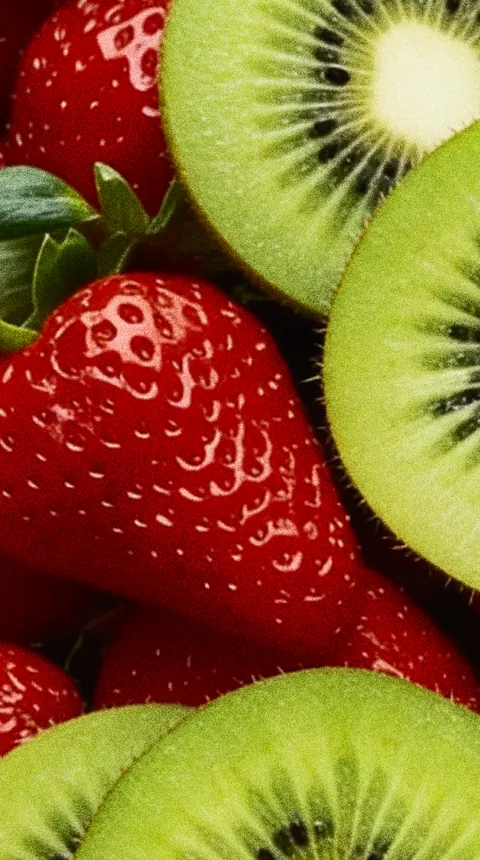 Morangos e kiwis com o contorno do sachê LIQUIDZ