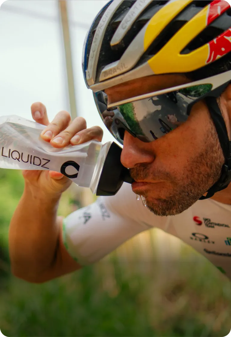 Ciclista bebendo LIQUIDZ durante o treino