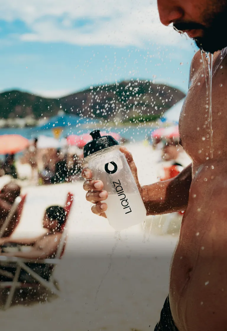 Garrafa LIQUIDZ na praia em dia quente