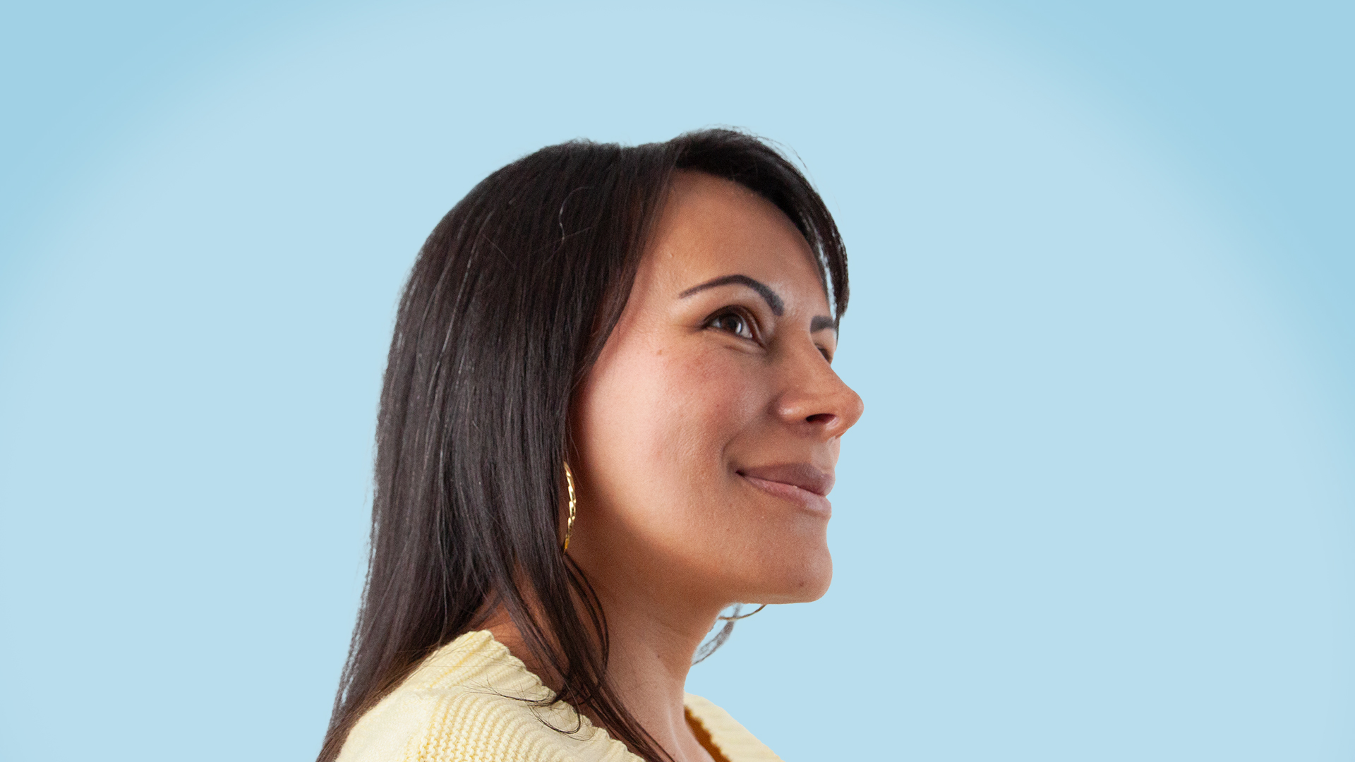 Resultado postoperatorio de paciente femenina tras septorrinoplastia y cirugía ortognática. Contornos faciales definidos, nariz estética y expresión rejuvenecida y natural.