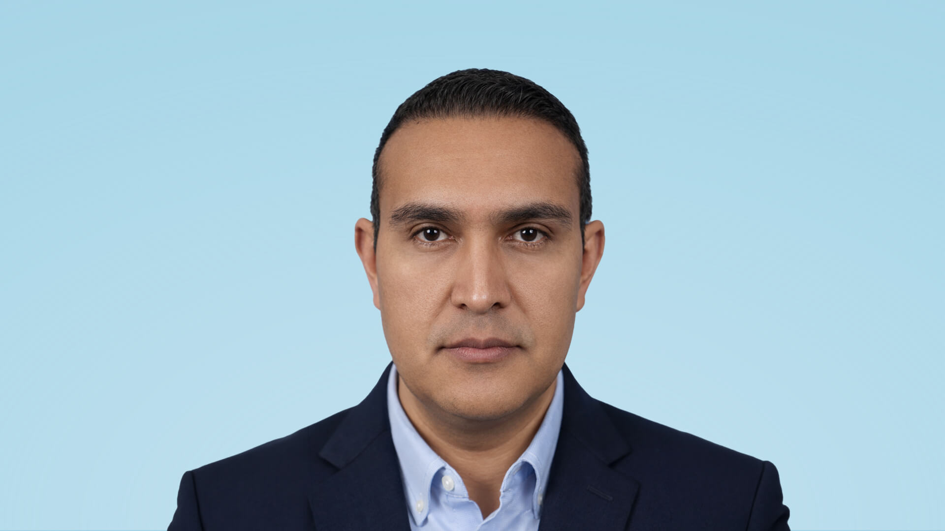 Resultado de blefaroplastia completa y frontoplastia endoscópica, mostrando una mirada descansada, cejas en posición correcta y un aspecto rejuvenecido y profesional.