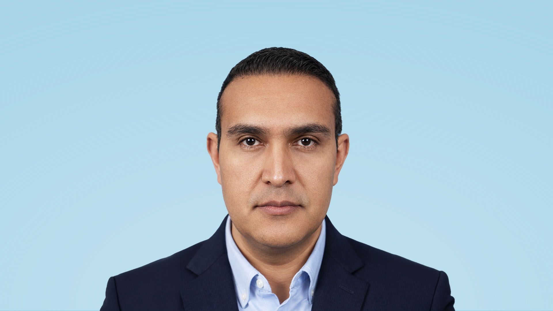 Resultado de blefaroplastia completa y frontoplastia endoscópica, mostrando una mirada descansada, cejas en posición correcta y un aspecto rejuvenecido y profesional.