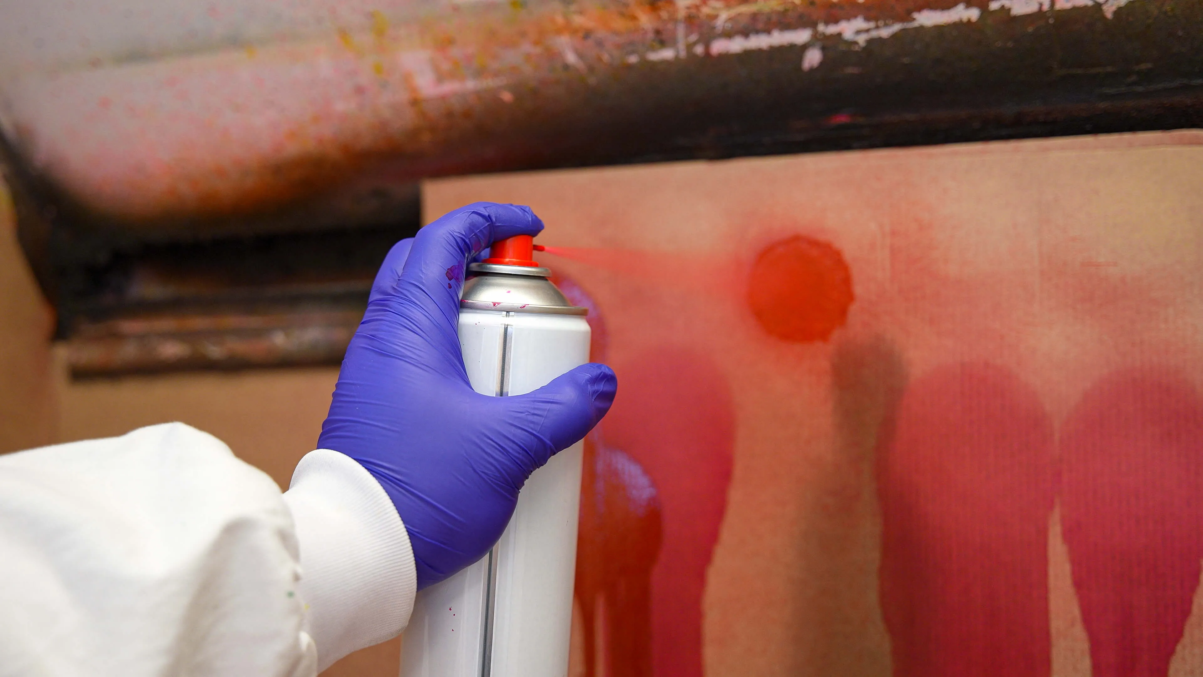 Arm spraying with a spray can