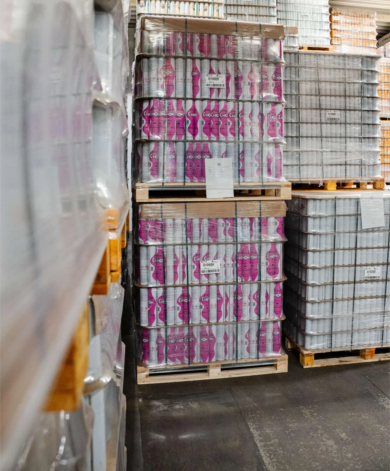Cans ready for use packed on euro pallets