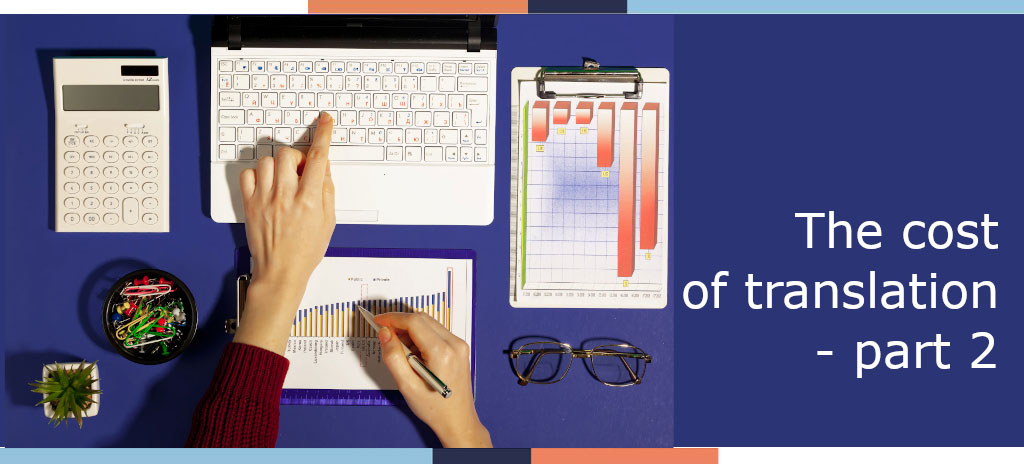 Hände arbeiten an Diagrammen und Laptop mit Taschenrechner und Brille auf blauem Schreibtisch