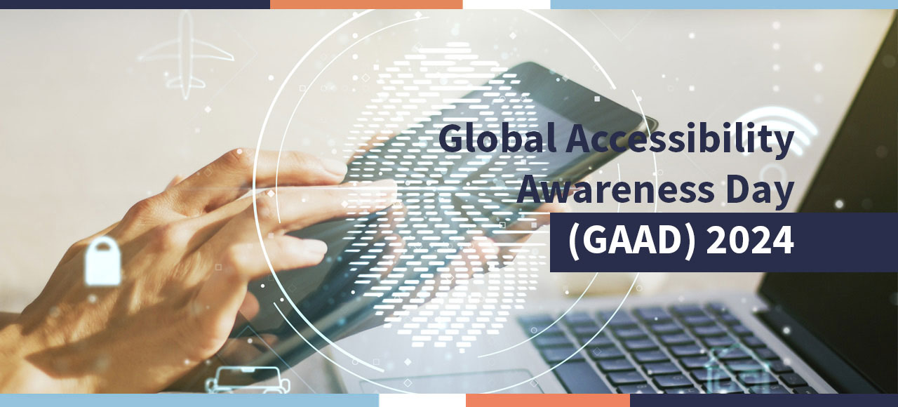 Person benutzt Tablet vor Laptop mit Text Globaler Barrierefreiheitstag 2024