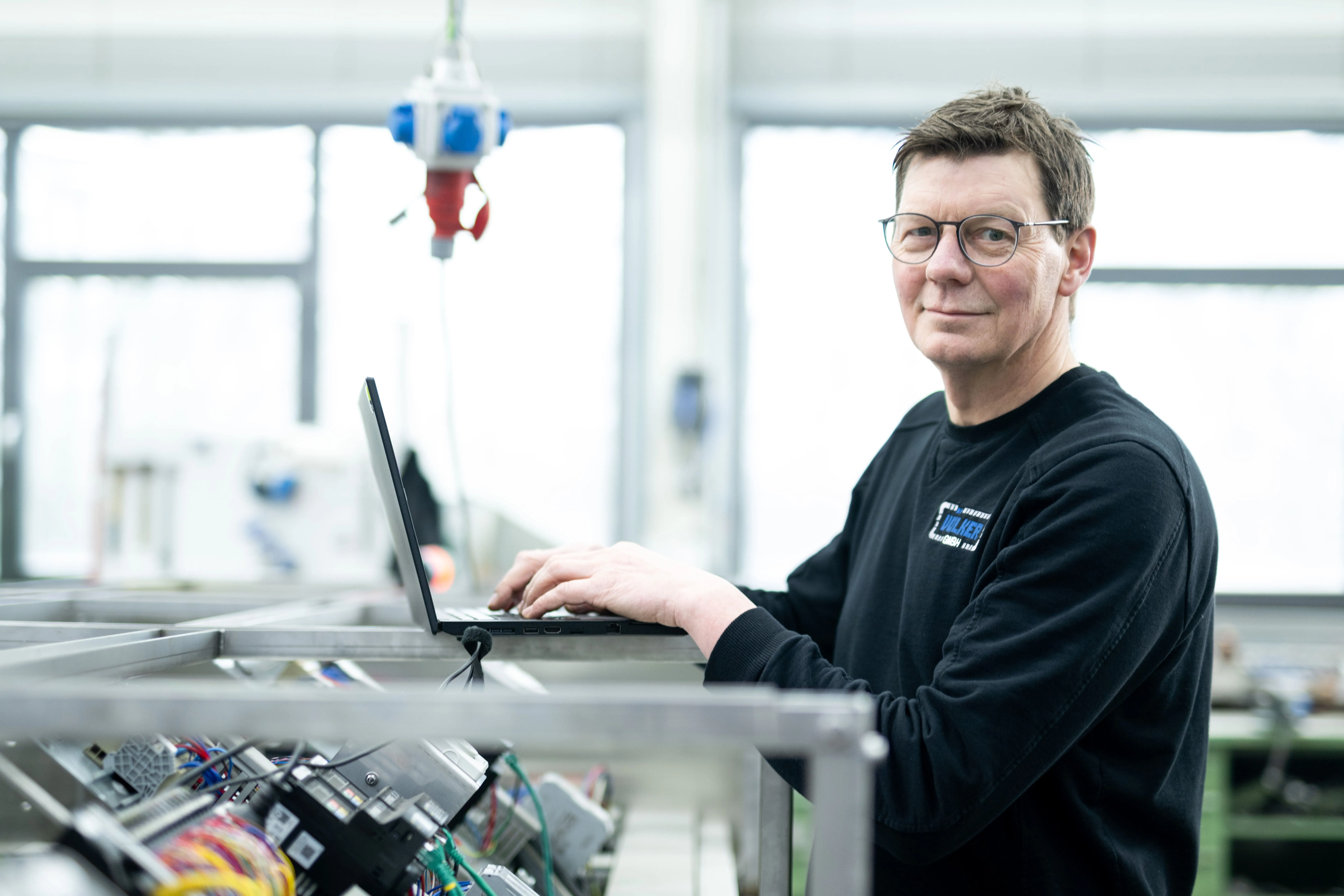 Freundlicher Mann am arbeiten.