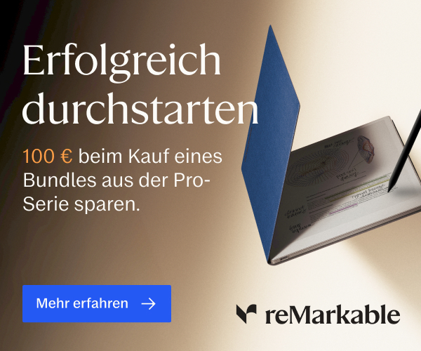 Promotional text in German with a partially folded blue notebook and pen on beige background.