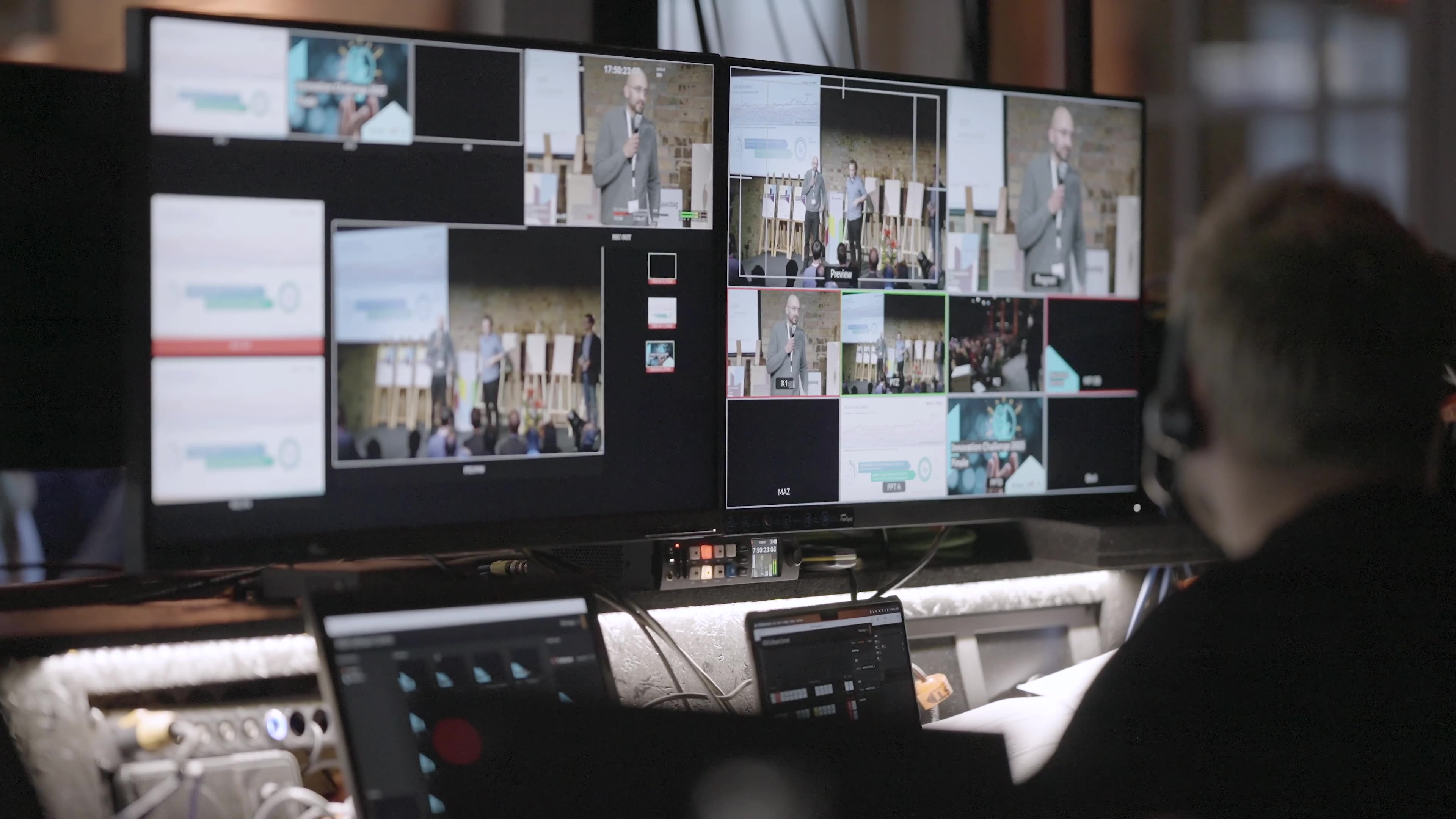 Professioneller Videofilmer in Hamburg, der während eines Studiodrehs eine Kinokamera bedient