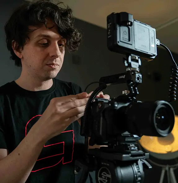 Graphrs videographer in Berlin preparing a professional camera setup for video production