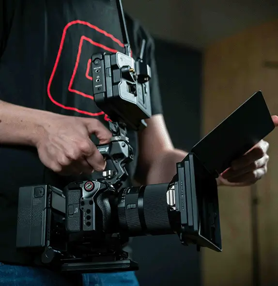Graphrs videographer in Frankfurt assembling camera gear for an efficient on-site shoot
