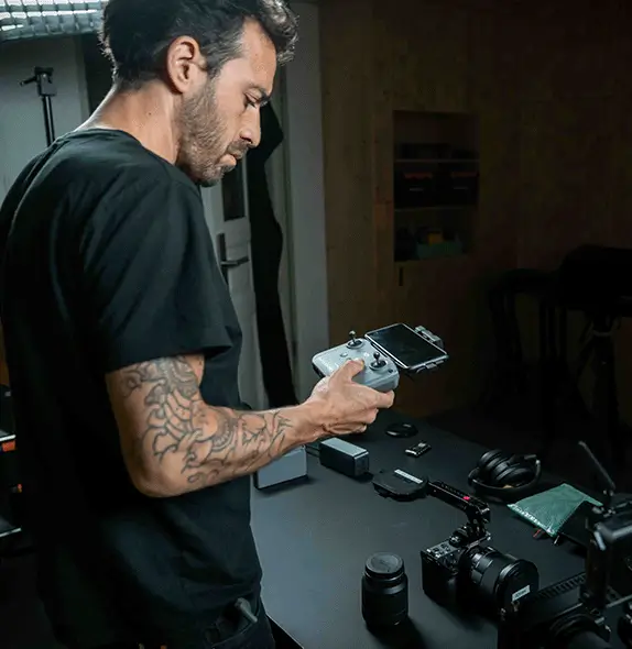 Graphrs videographer in Frankfurt preparing camera gear under studio lighting