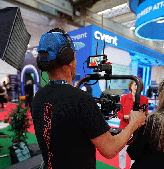 Professional Graphrs videographer in Munich using a shoulder-mounted camera rig in a studio setting