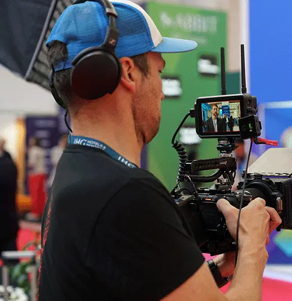 Professional camera monitor showing a speaker being filmed during an event video production in Munich