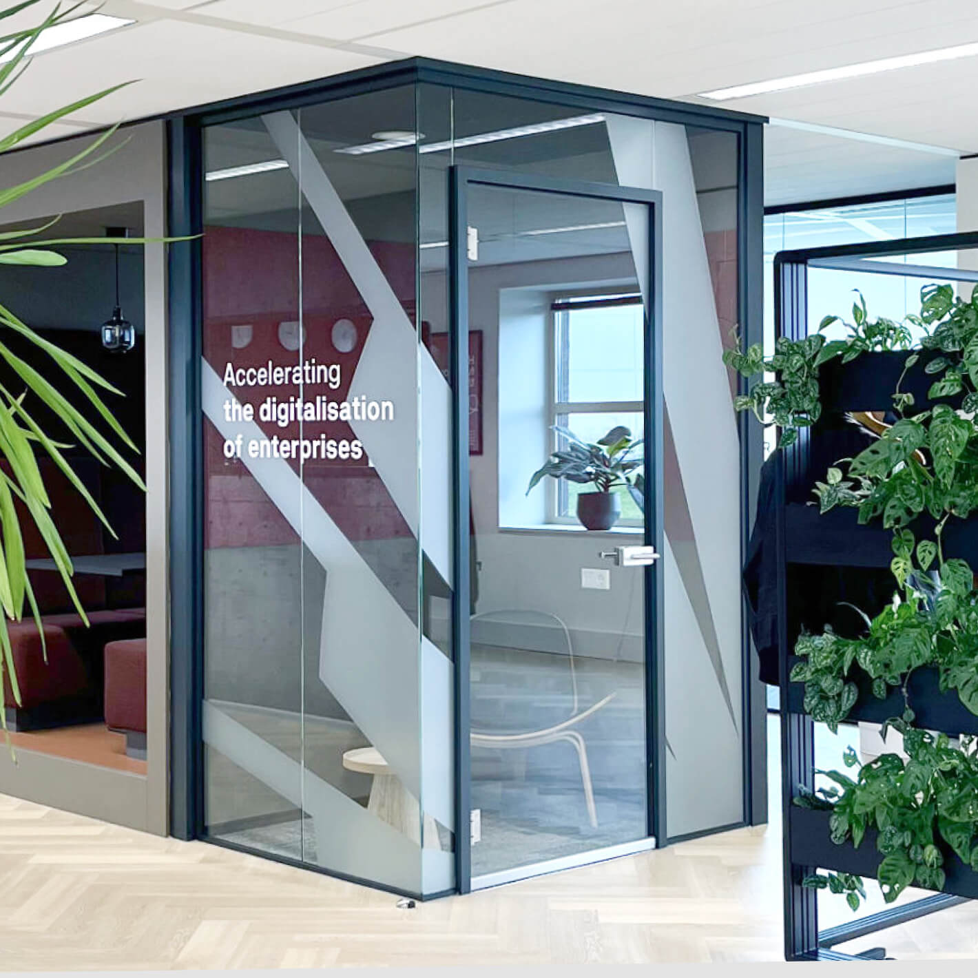 Raam bestickering van Rojo in hun kantoor.