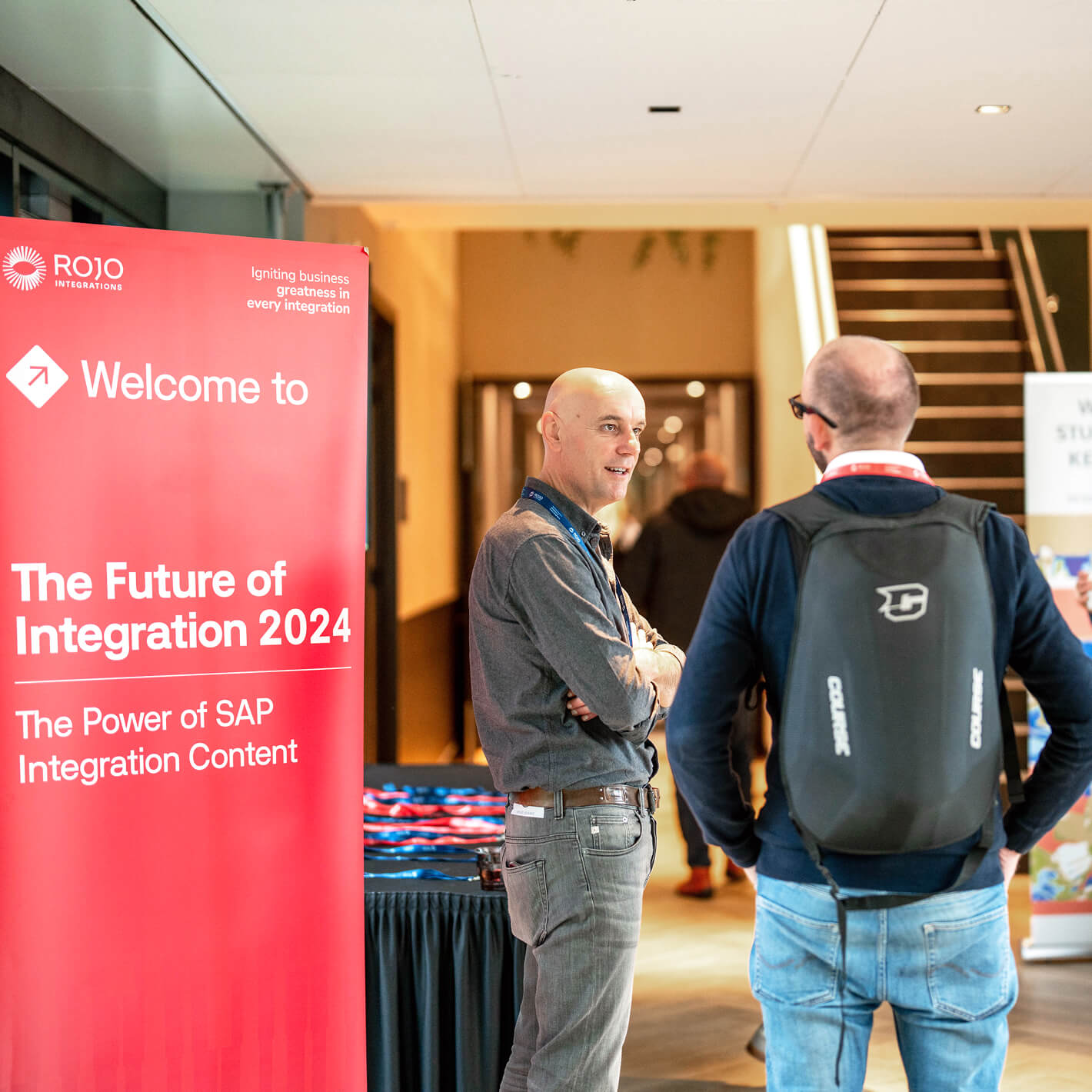 Twee collega's van Rojo Integrations in gesprek met elkaar.