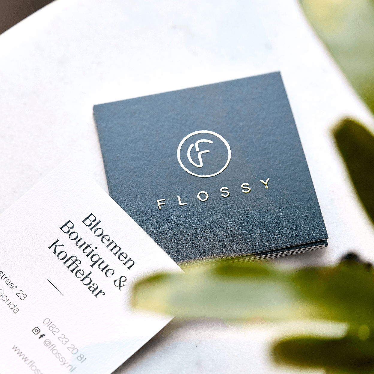 Het logo van Flossy in het goud gedrukt op papier.
