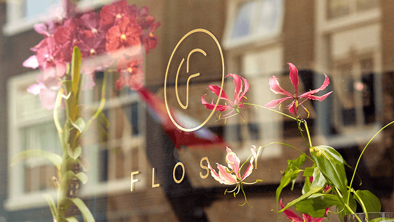 Het logo van Flossy als raam bestickering.