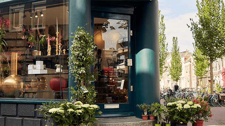 Een foto van de ingang van de winkel van Flossy.