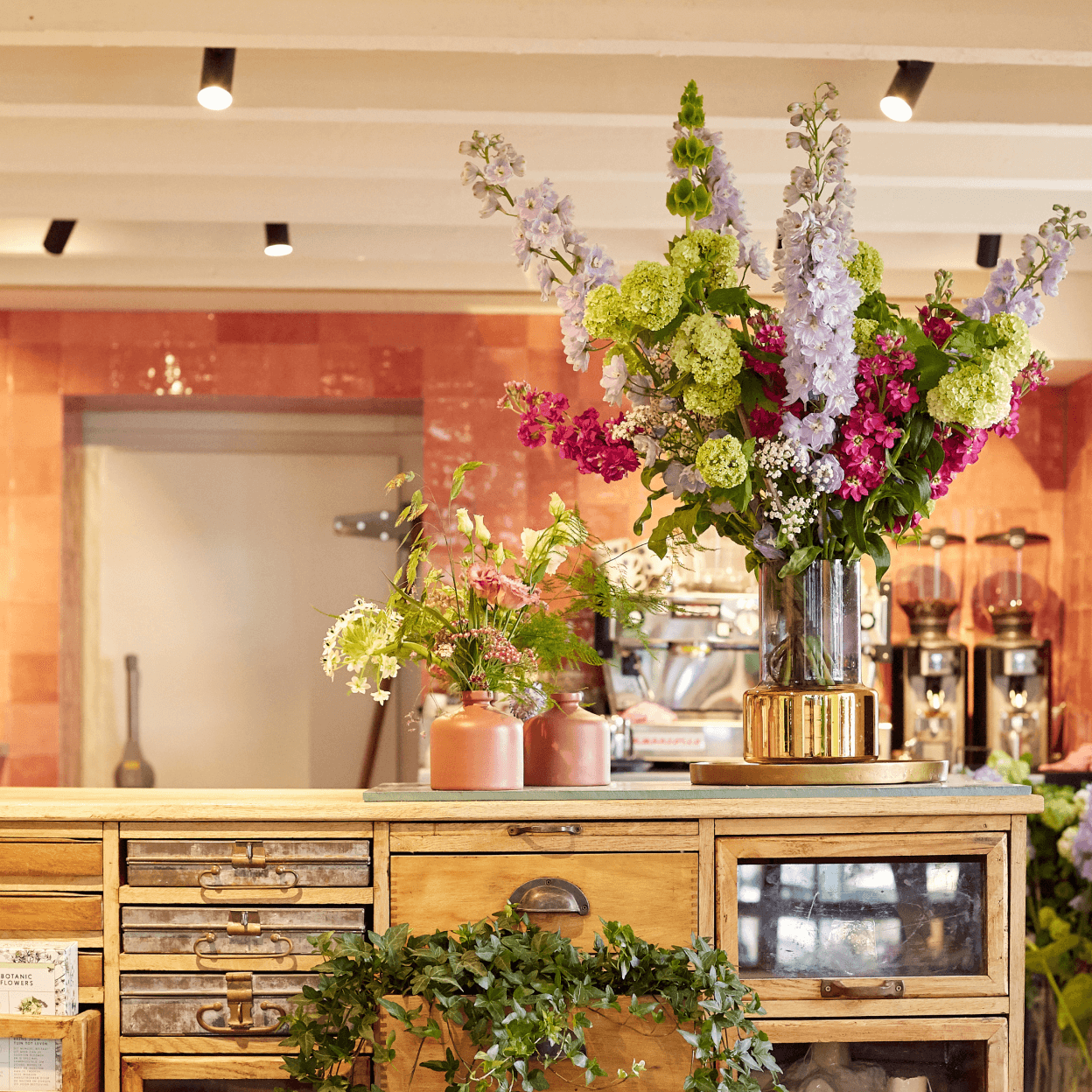 Een foto van de winkel van Flossy waarop vele kleurrijke bloemen te zien zijn.