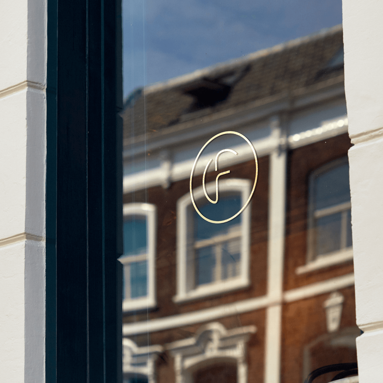 Het logo van Flossy als raam bestickering.