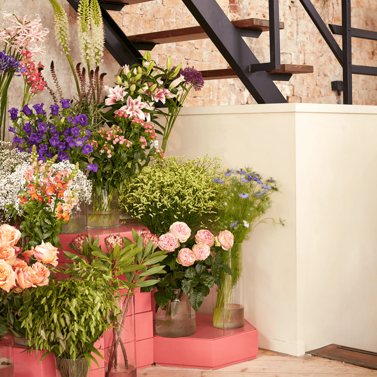 Een foto van de winkel van Flossy waarop vele kleurrijke bloemen te zien zijn.