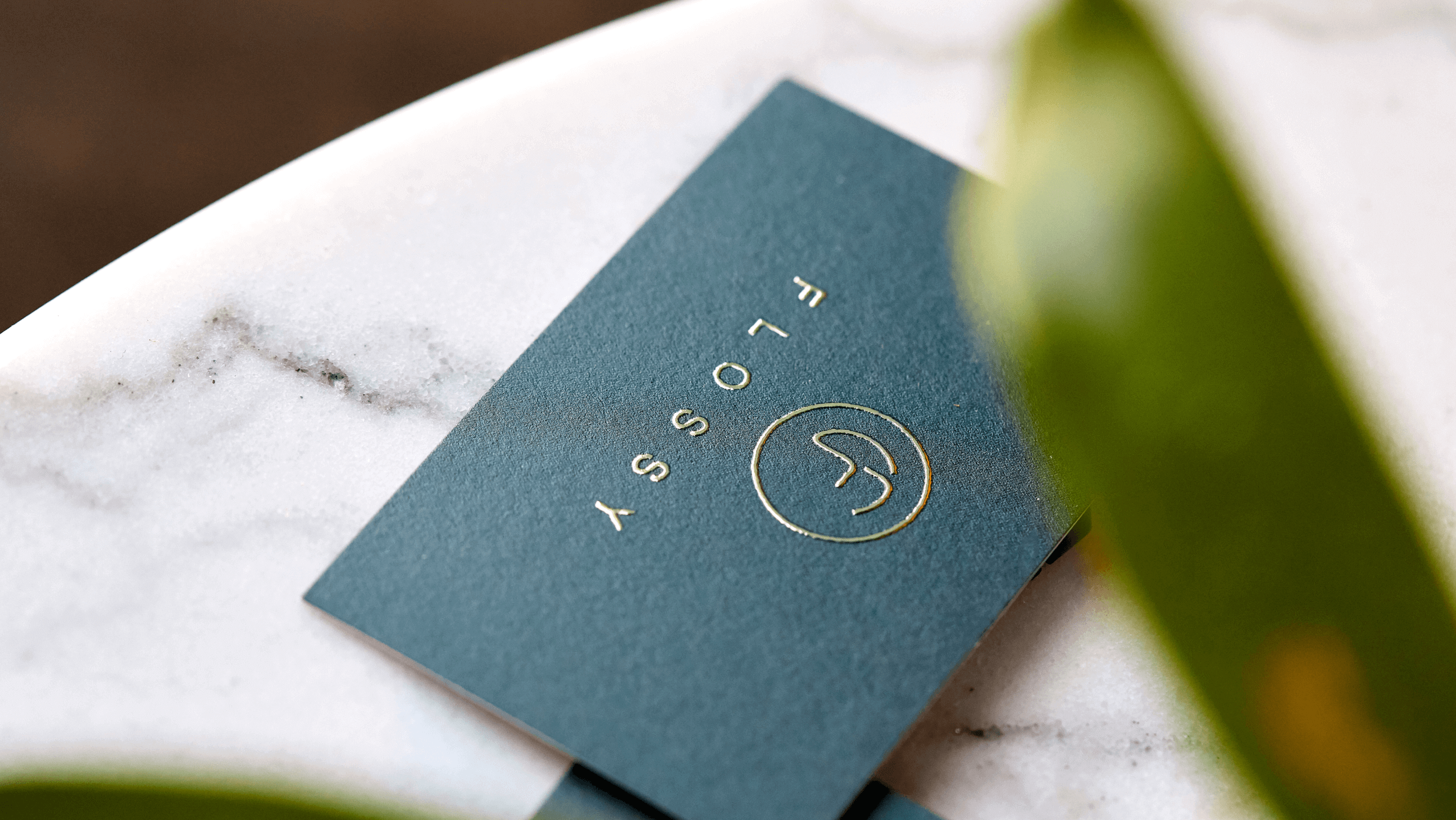 Het logo van Flossy in het goud gedrukt op papier.