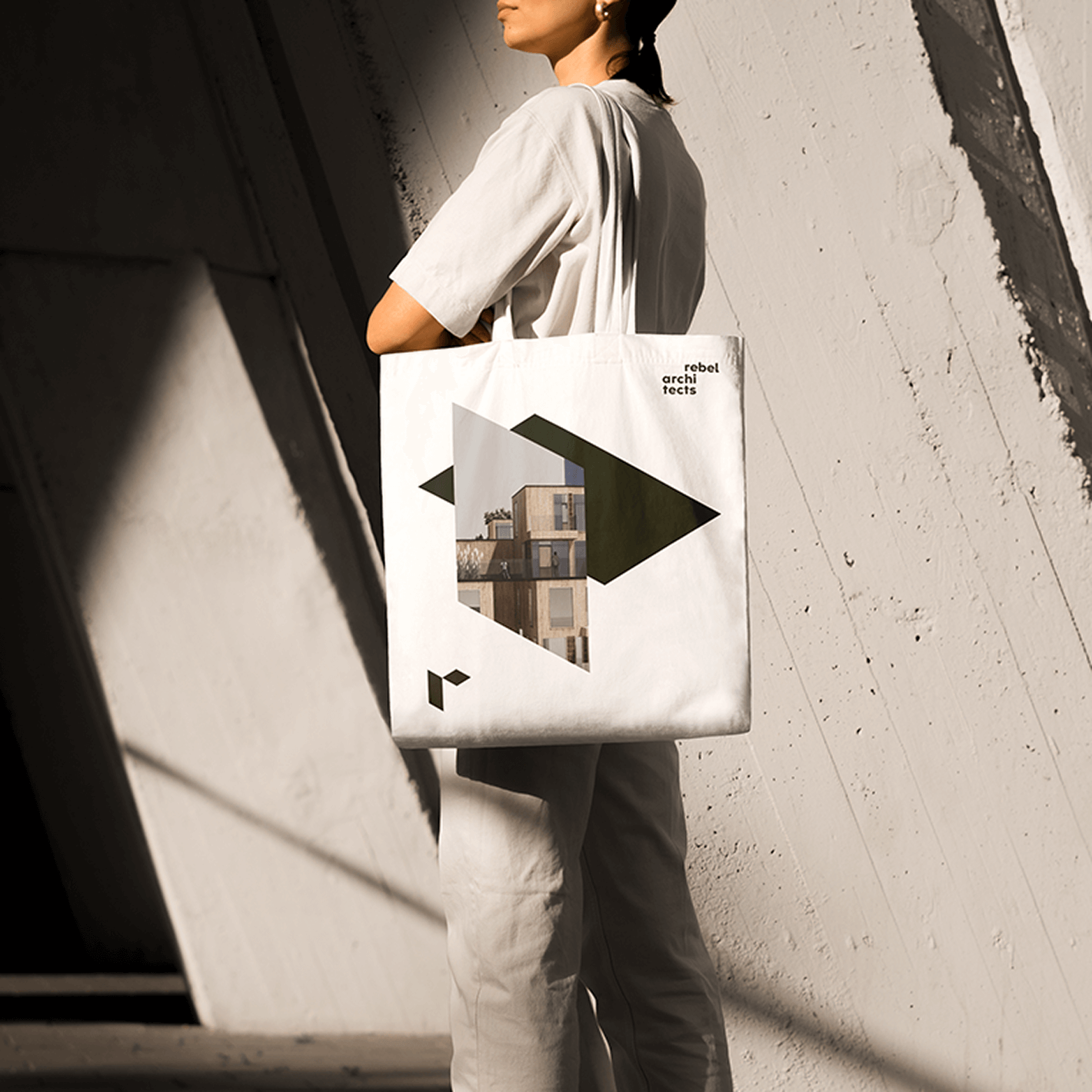 Een tote bag van Rebel Architects ontworpen door Studio Piraat.